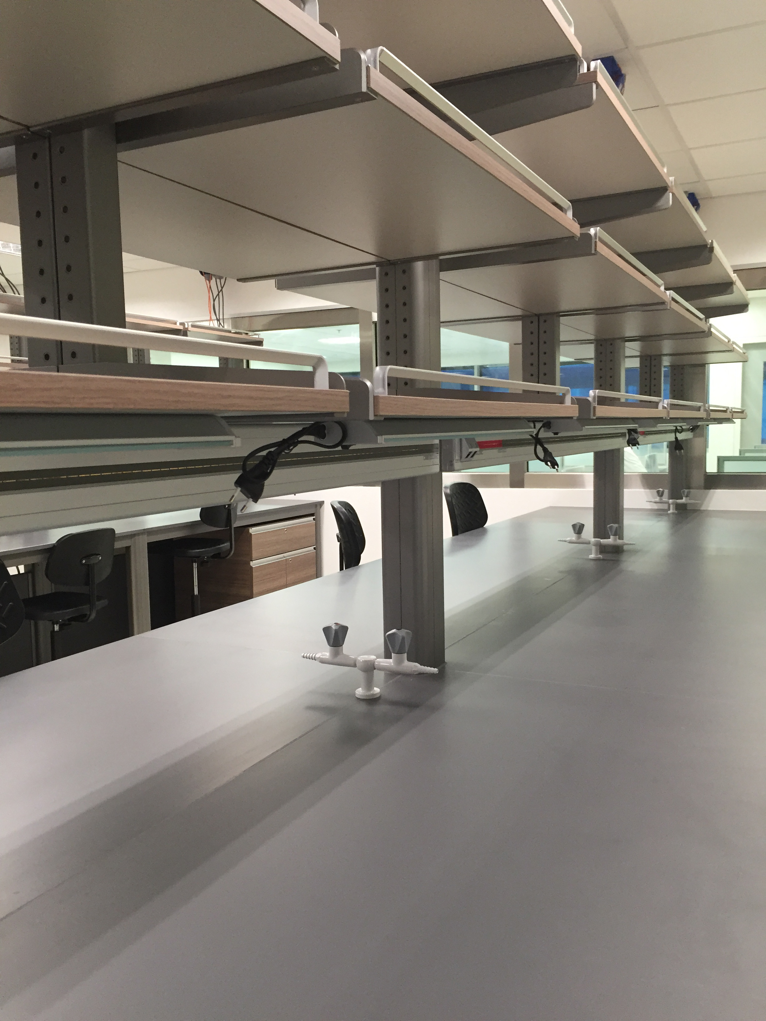 Anti-corrosive worktops for asia and the middle eastern laboratory and healthcare departments